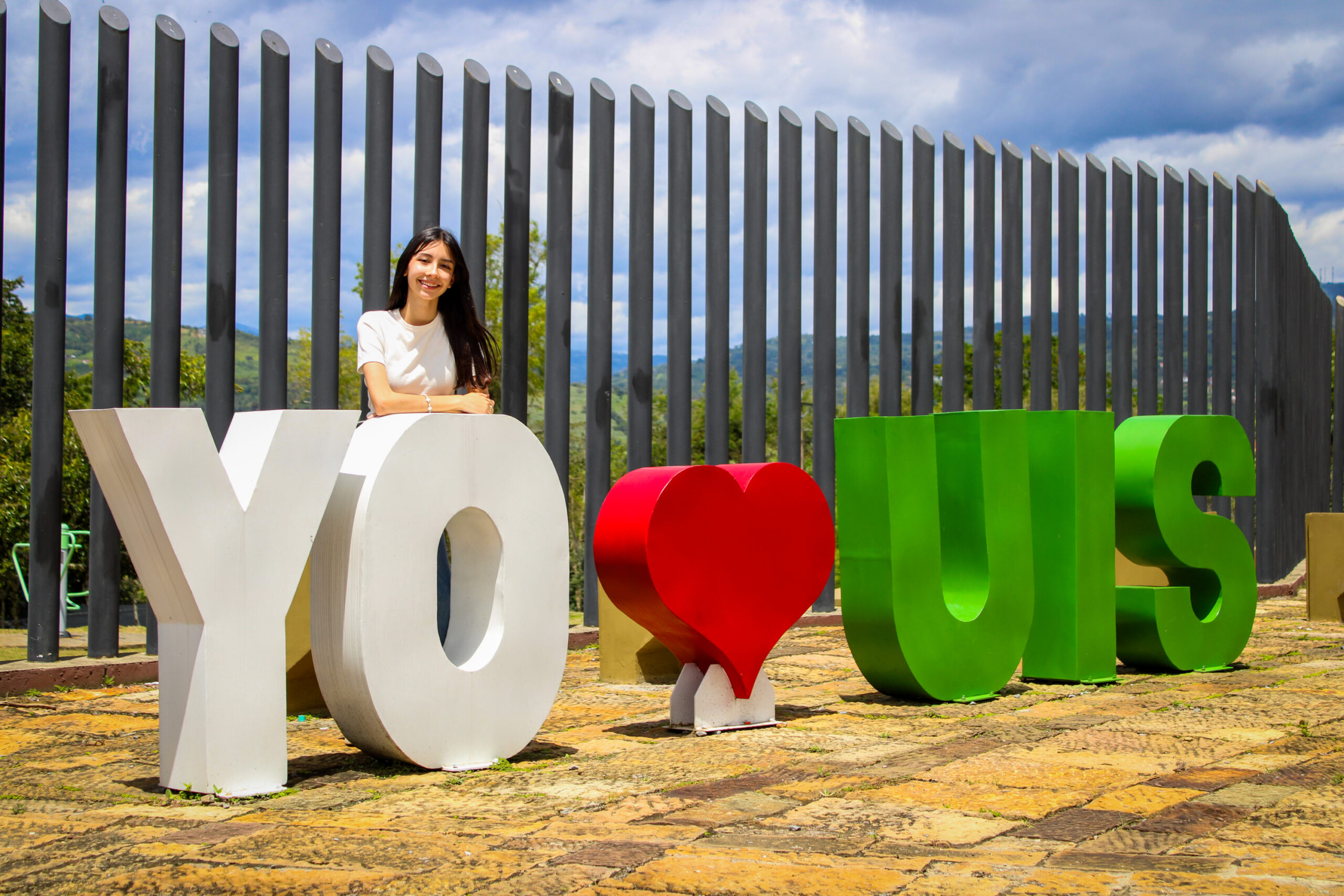 Laura Melisa posa en el letrero Yo Amo a la UIS