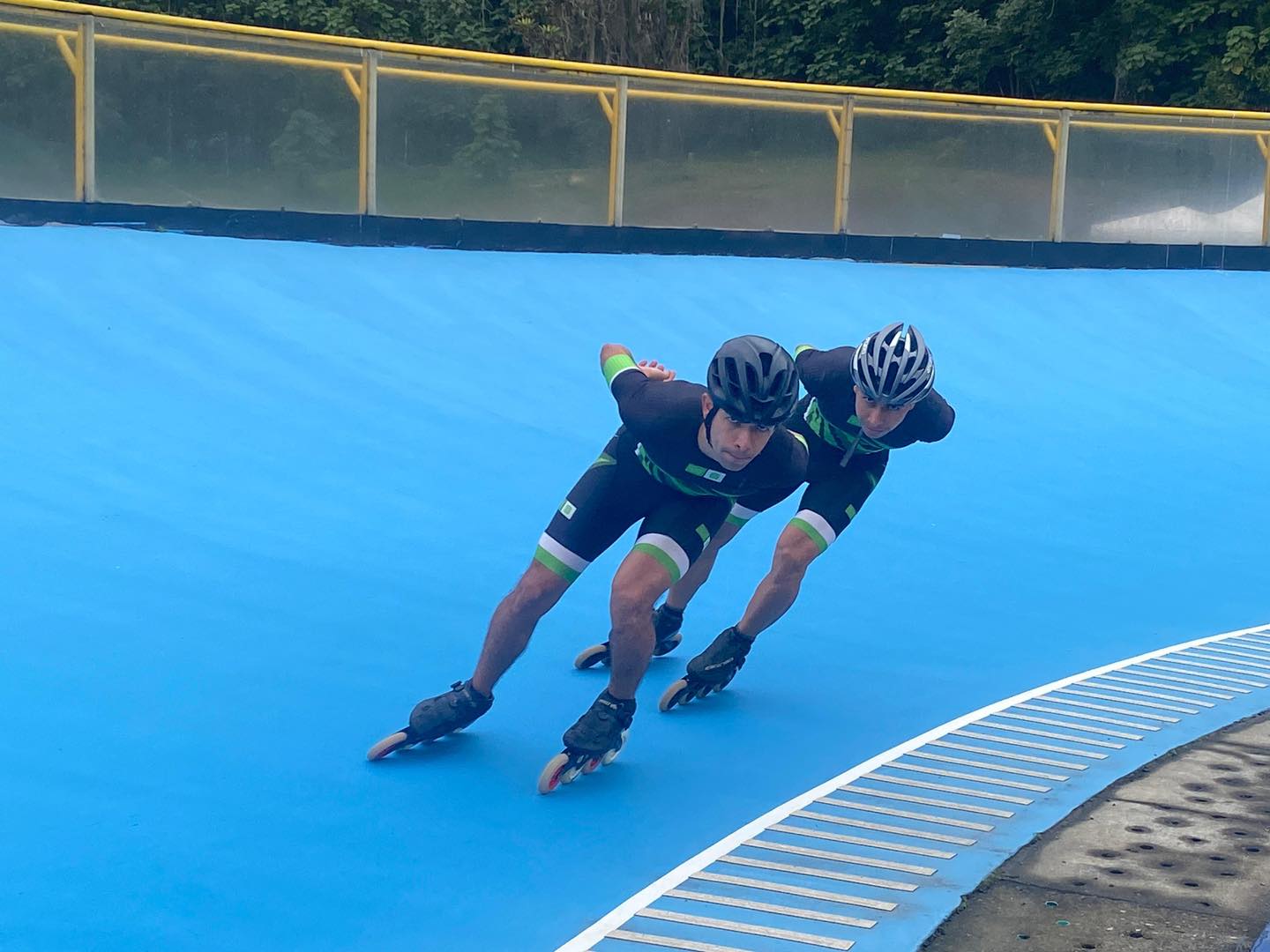 Imagen que muestra a una pareja de estudiantes UIS patinadores.