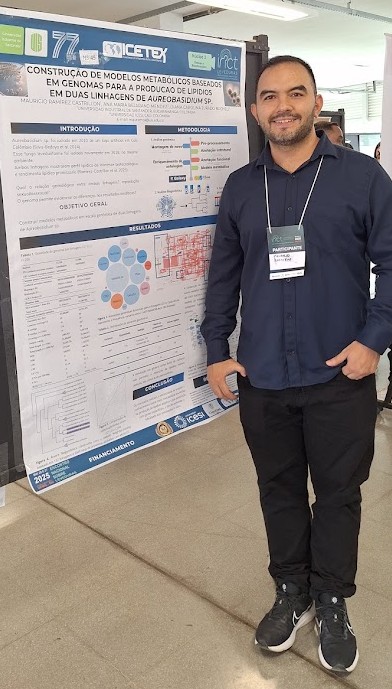 Profesor Mauricio Ramírez. Escuela de Microbiología