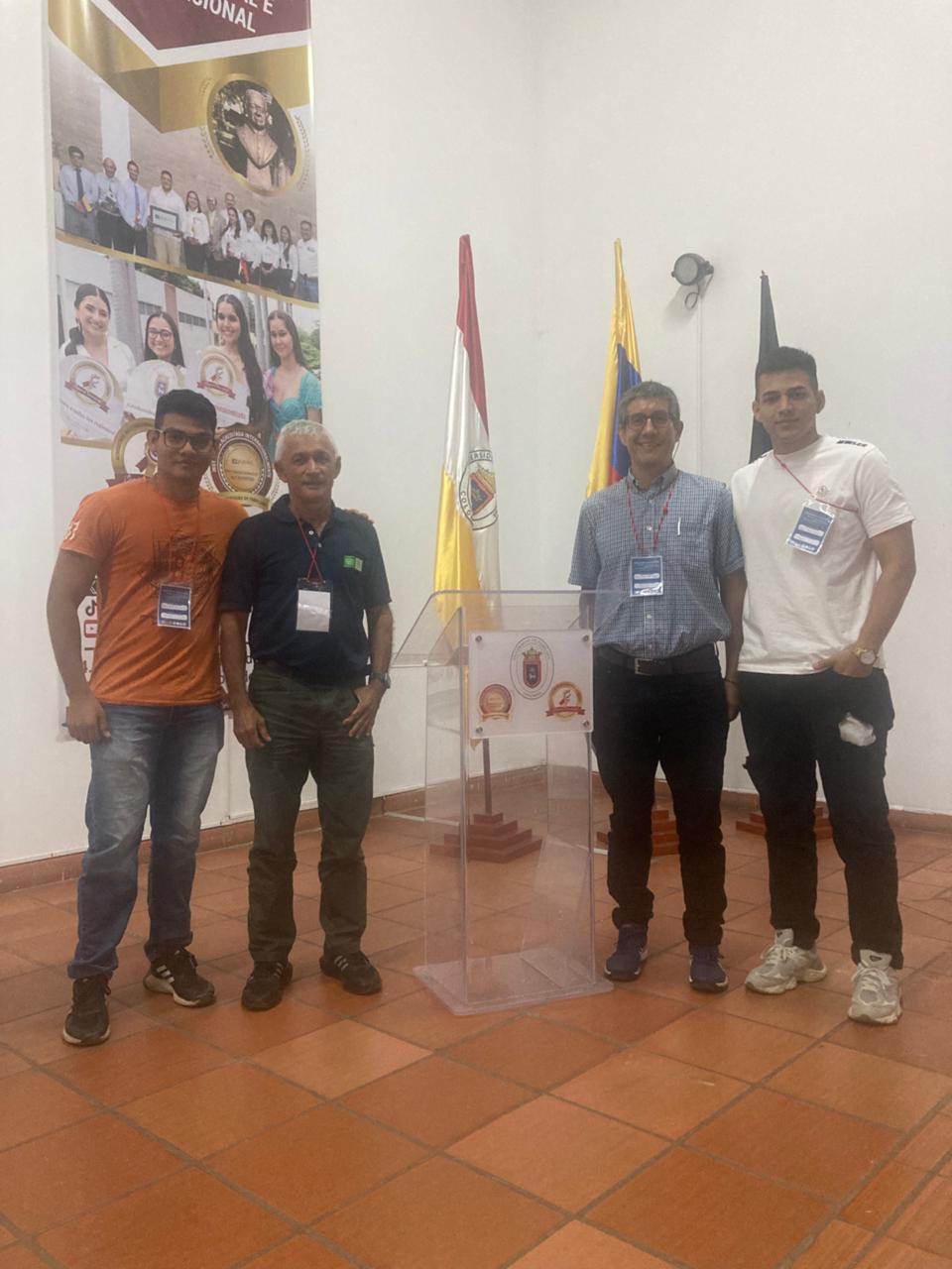 Imagen que muestra a los profesores en el evento académico