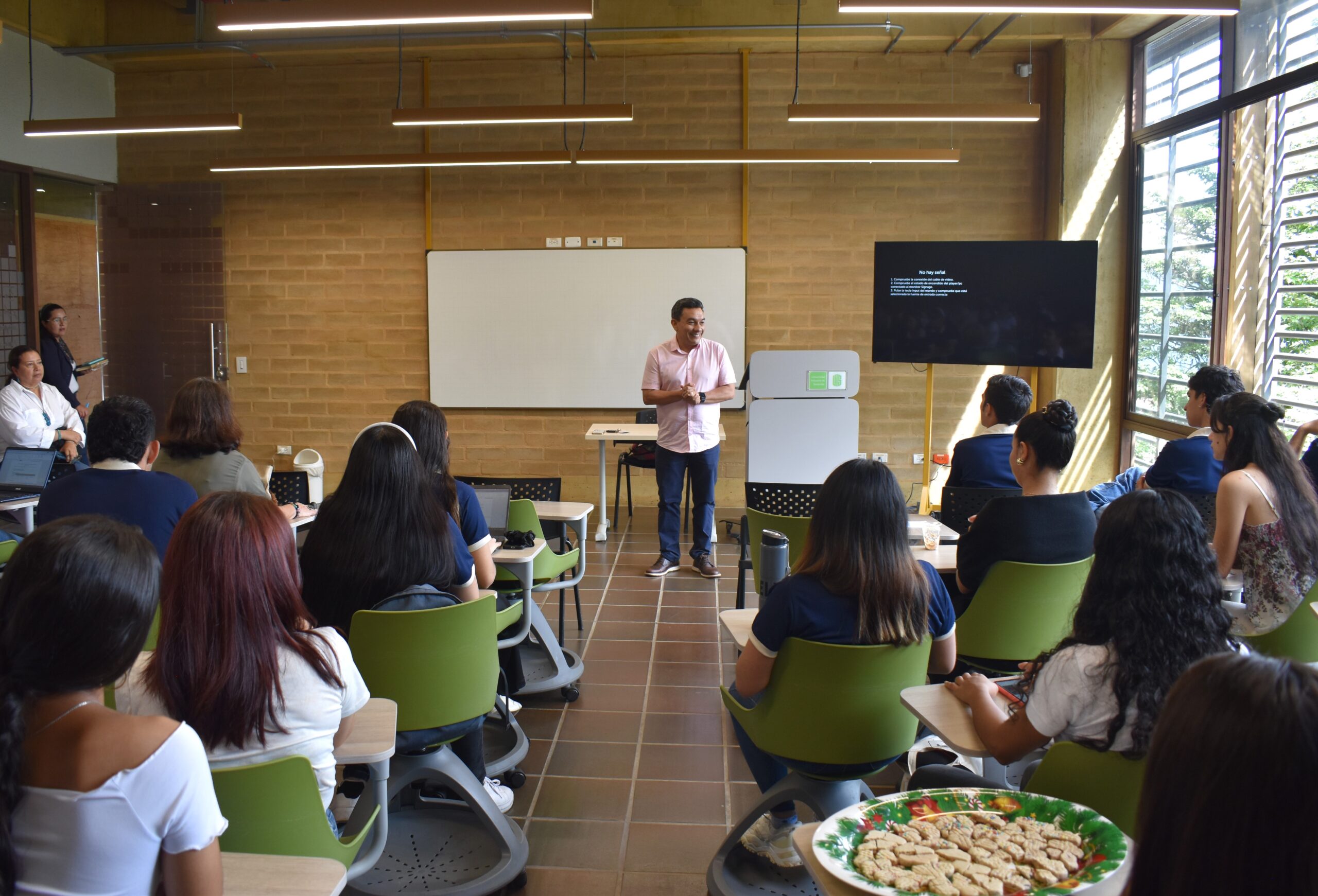 Coordinador de Sede, Ingeniero Julio Martínez, hablando a los profesores y estudiantes de Turismo.