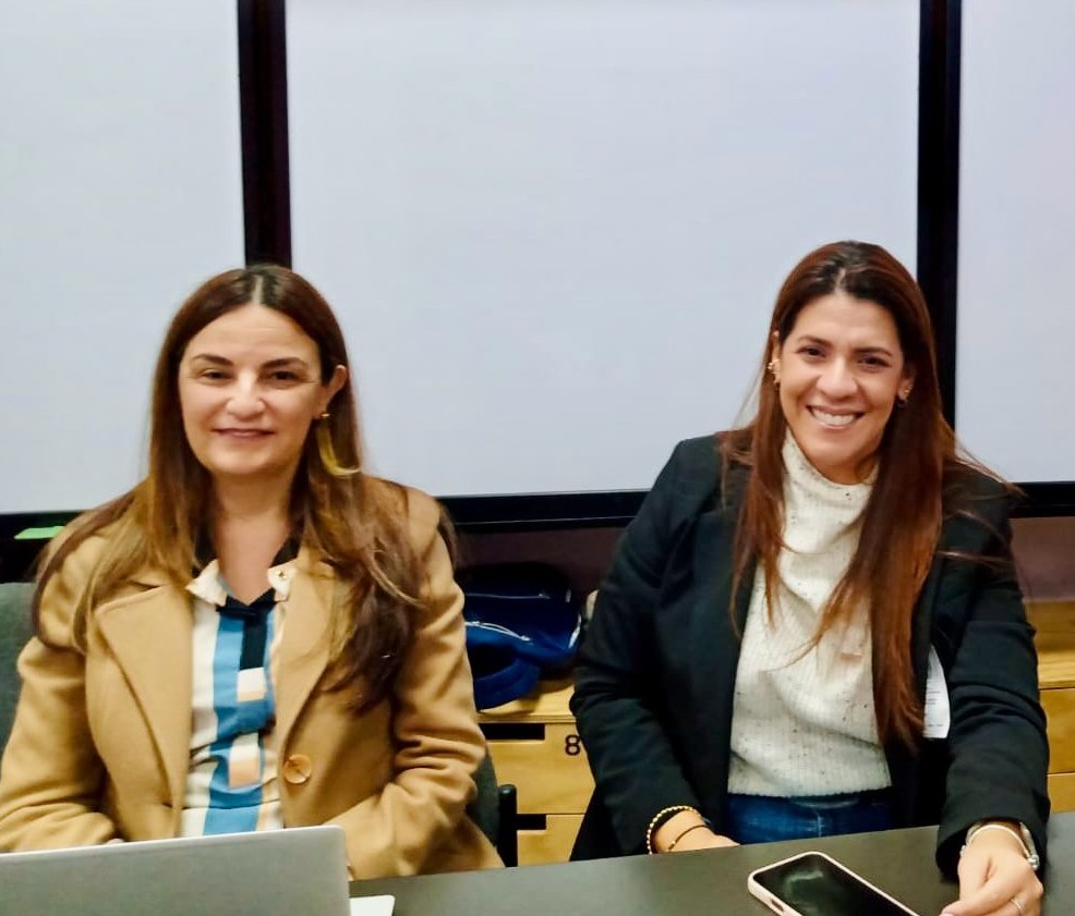Directora de Transferencia de Conocimiento en reunión de extensión
