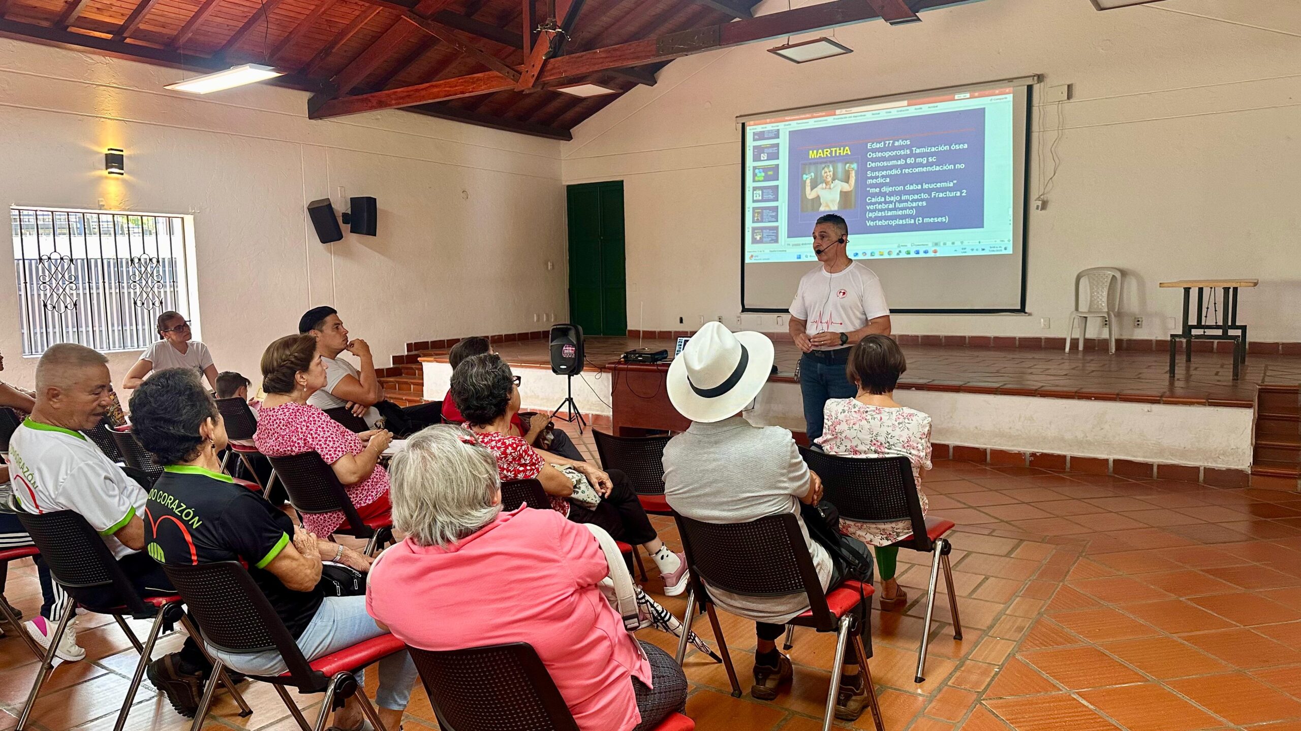 Director de UISALUD dando palabras a participantes de la jornada