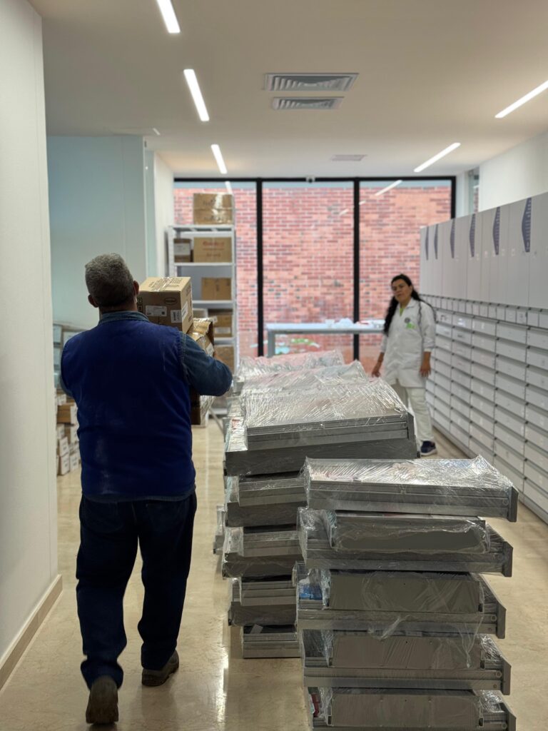 Medicamentos llegando al nuevo espacio de farmacia