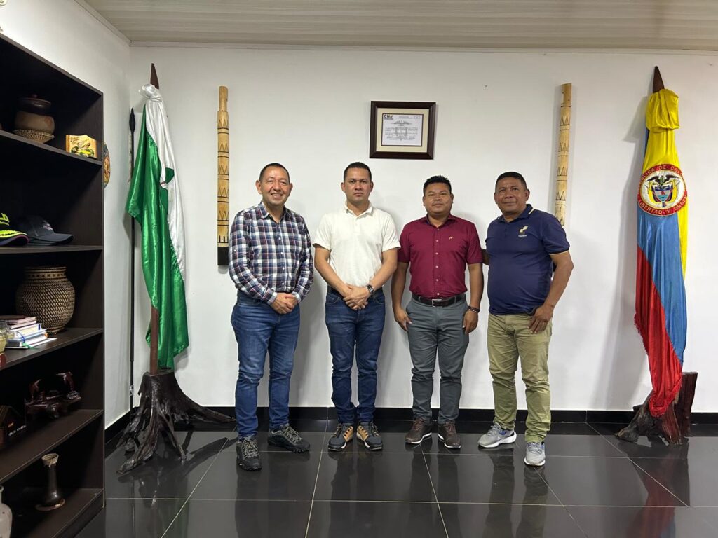 Imagen de Jorge Villamizar con el gobernador de Vaupés.