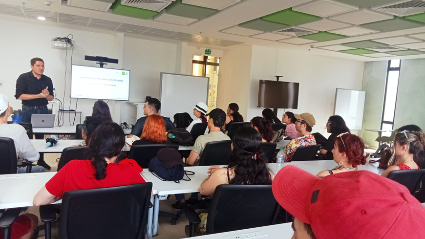 Estudiantes de la Universidad Distrital con director de Certificación y Gestión Documental
