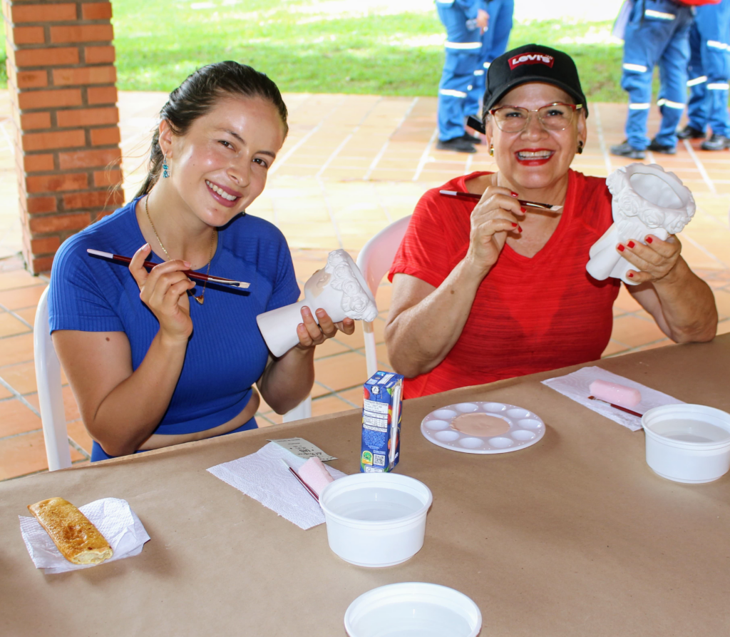 Profesoras en la celebración de su día pintando