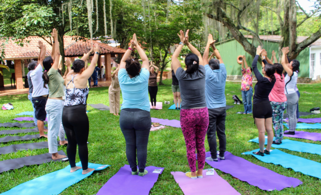 Profesores en clase de yoga