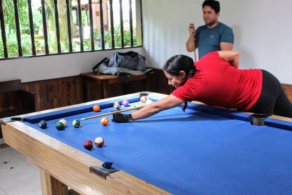 Profesores jugando billar