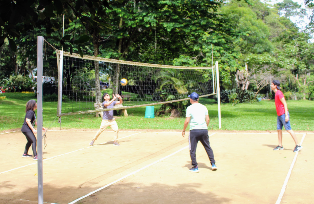 Profesores jugando voleibol