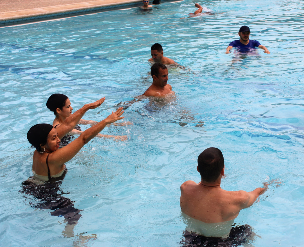 Profesores en su día en clase de natación