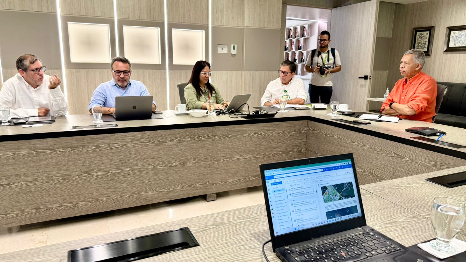 Rector Hernán Porras reunido con funcionarios del Ministerio de Educación