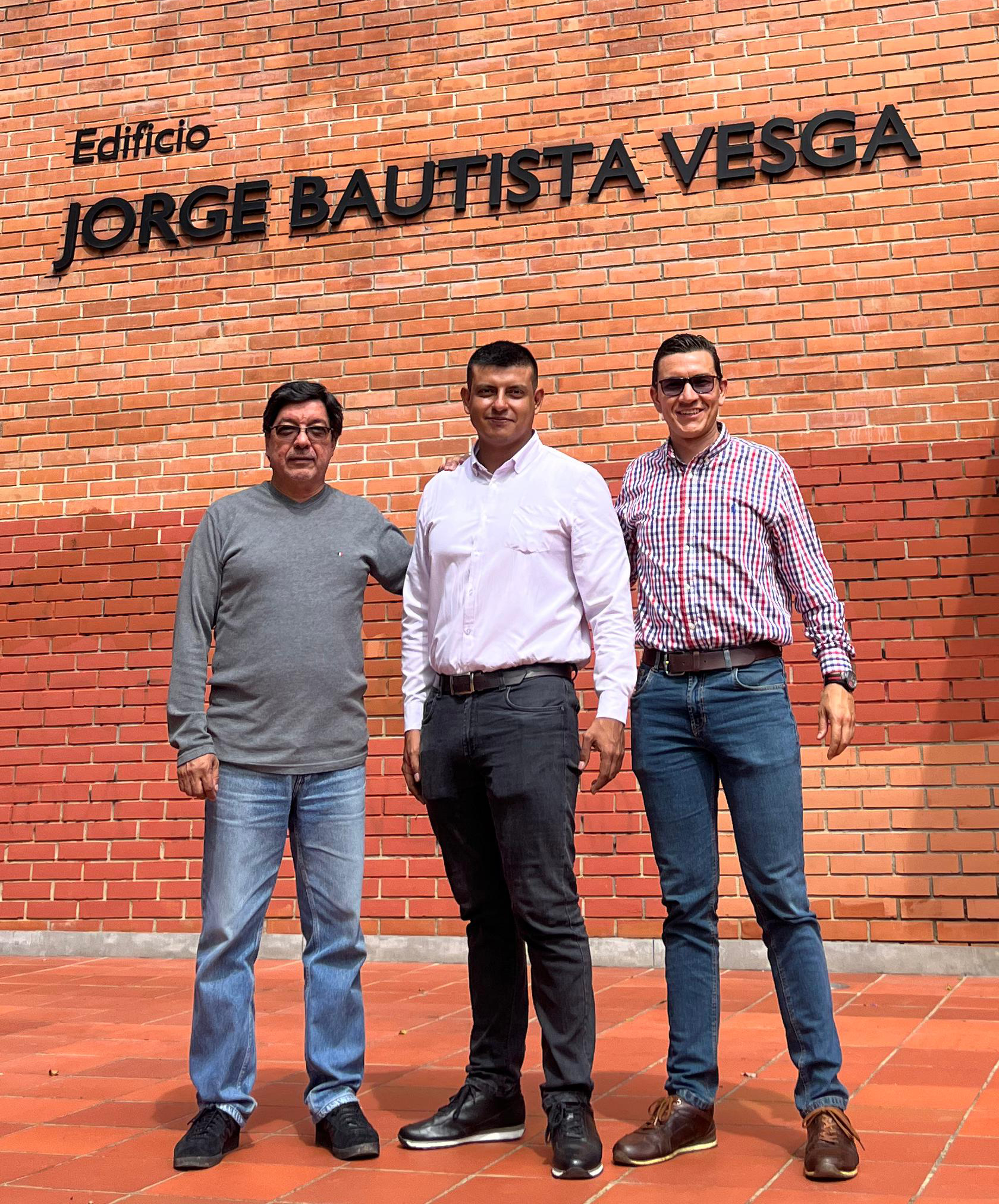 Pasante doctoral César Castro junto a los profesores Carlos Galán y Darío Peña UIS 2025
