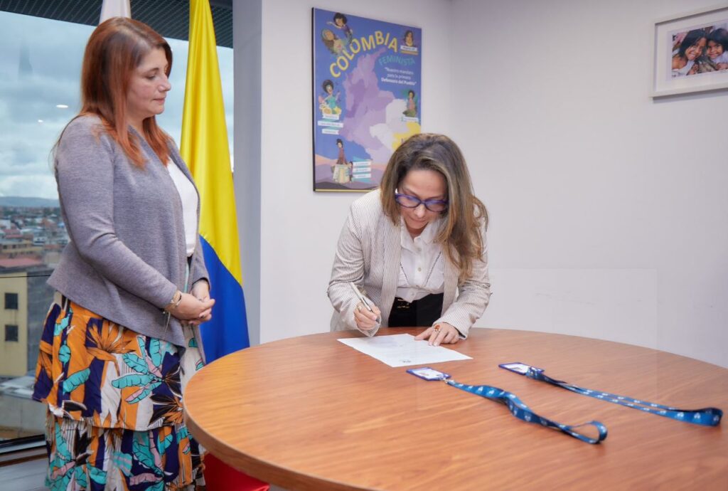 Imagen que muestra a Claudia Castellanos firmando su posesión.