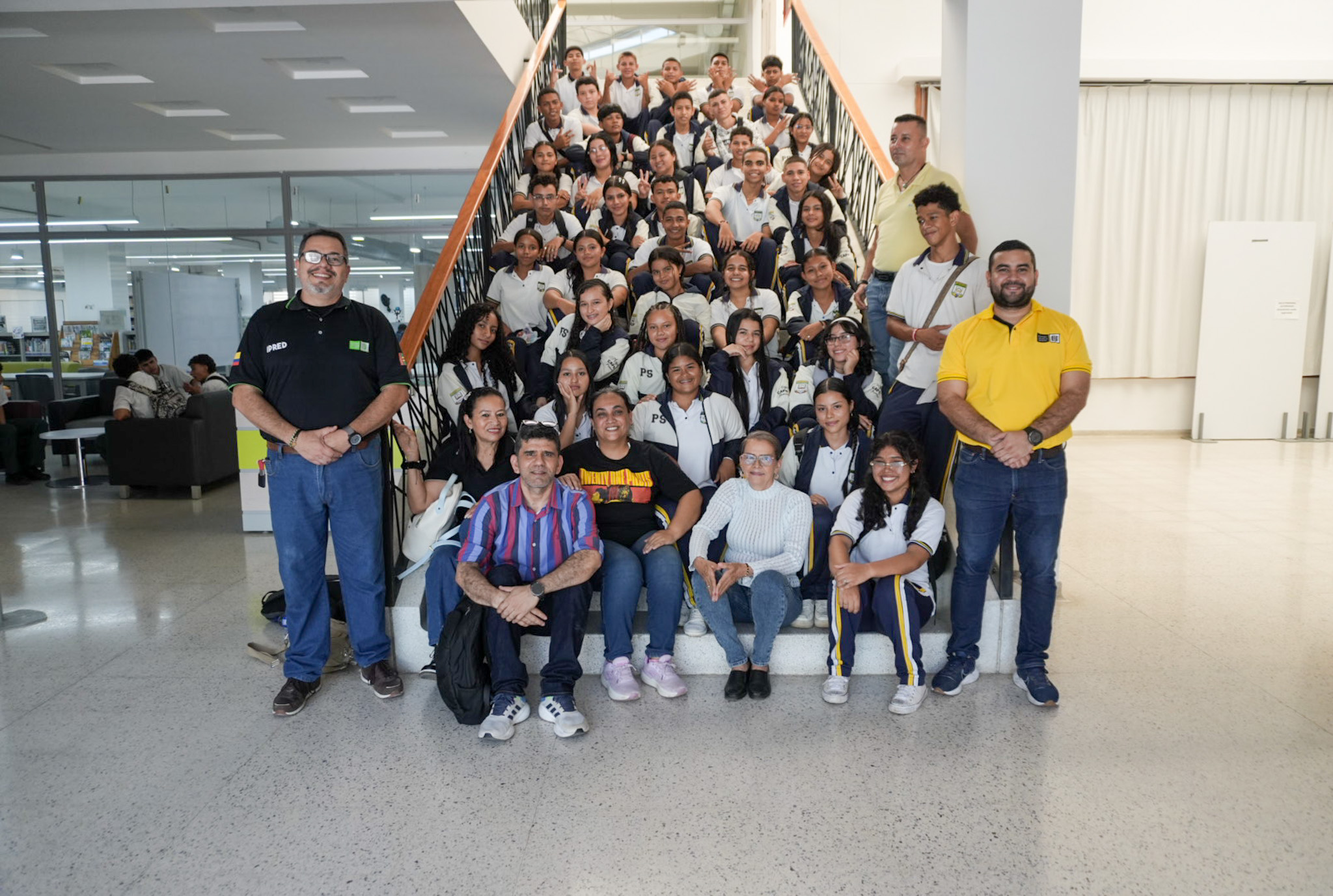grupo de jóvenes estudiantes en las instalaciones de la Biblioteca Pública Alejandro Galvis