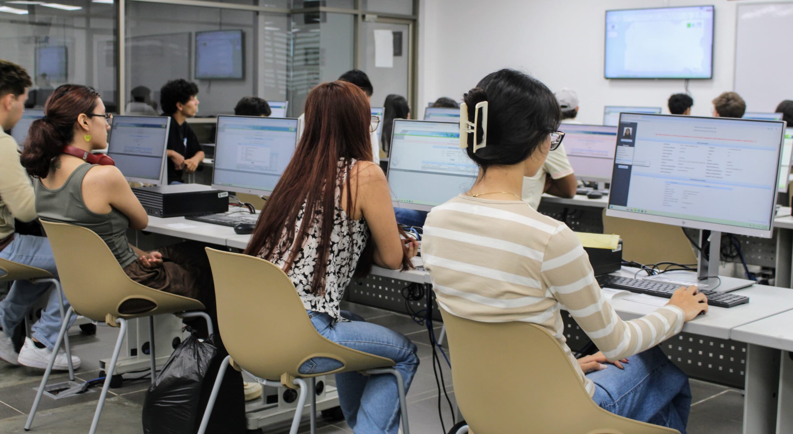 Estudiantes UIS culminando sus exámenes de caracterización.