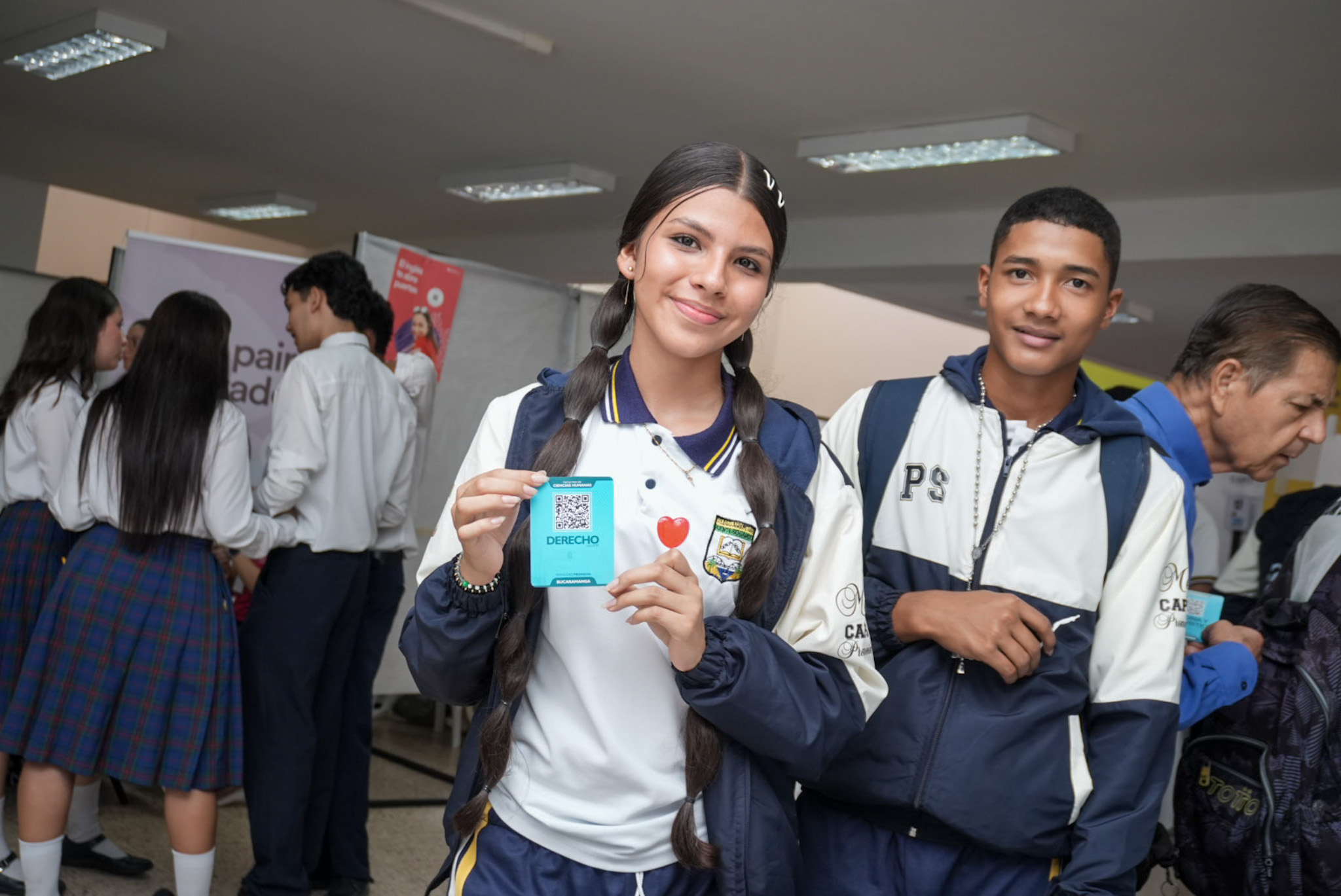 Estudiantes de diferentes colegios de Barrancabermeja en el stand de la UIS recibiendo información