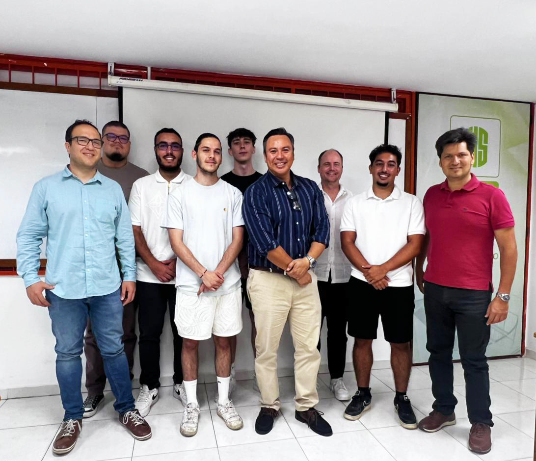Estudiantes de CPE Lyon, Francia presentando de sus trabajos de tesis producto de movilidad internacional en la UIS 2025.