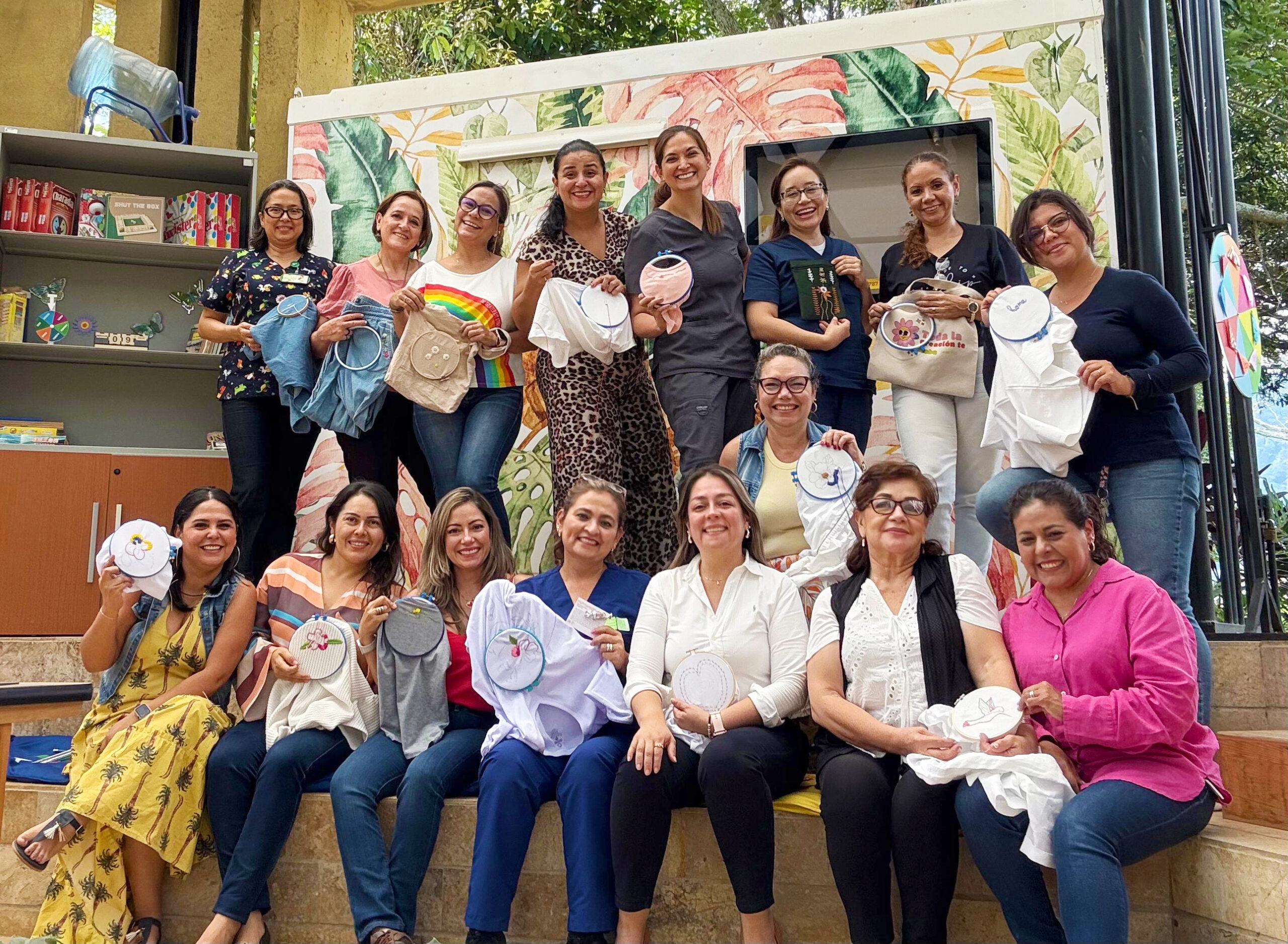 Participantes de actividad Tejiendo para no enloquecer” del Centro de Escucha UIS 2025.