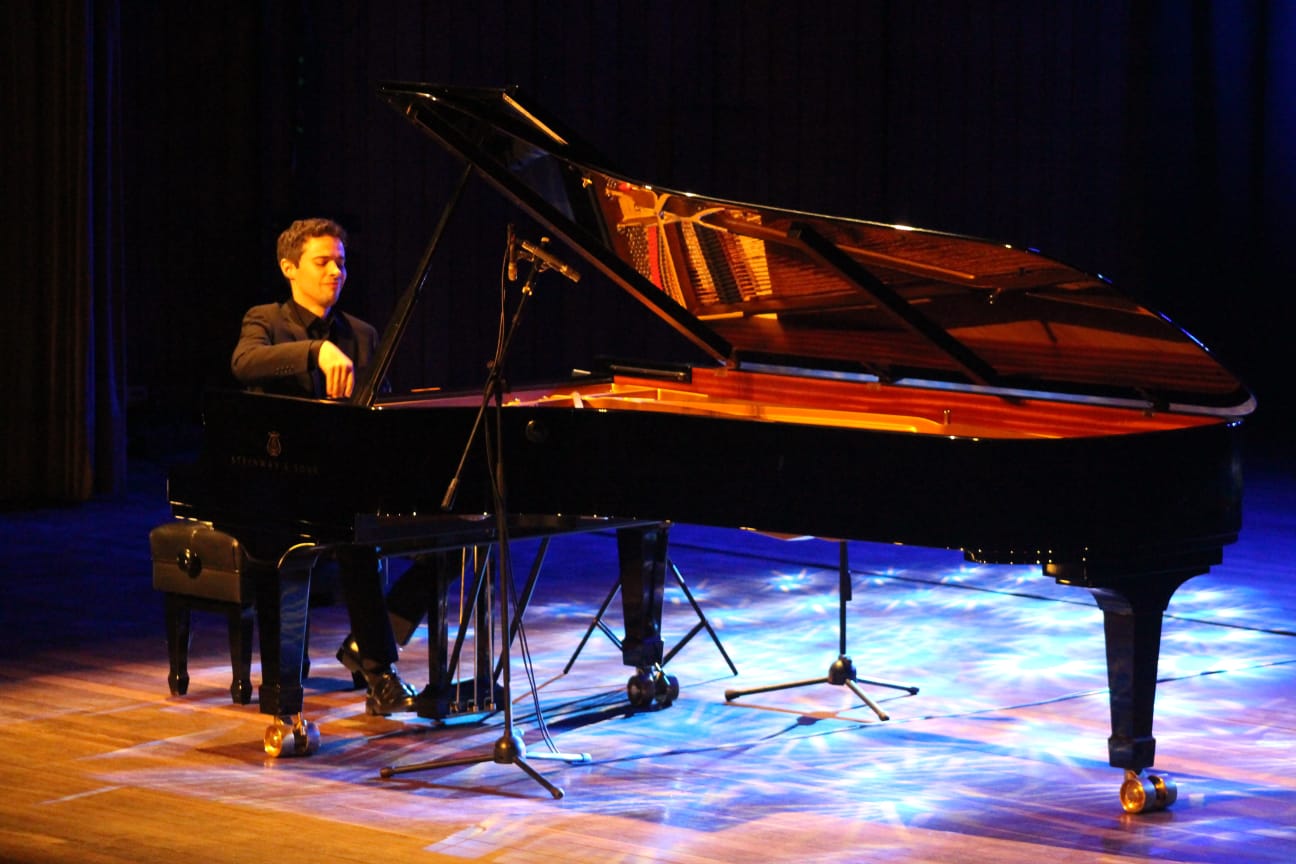 Imagen que muestra a Enrique Lapaz durante su concierto.