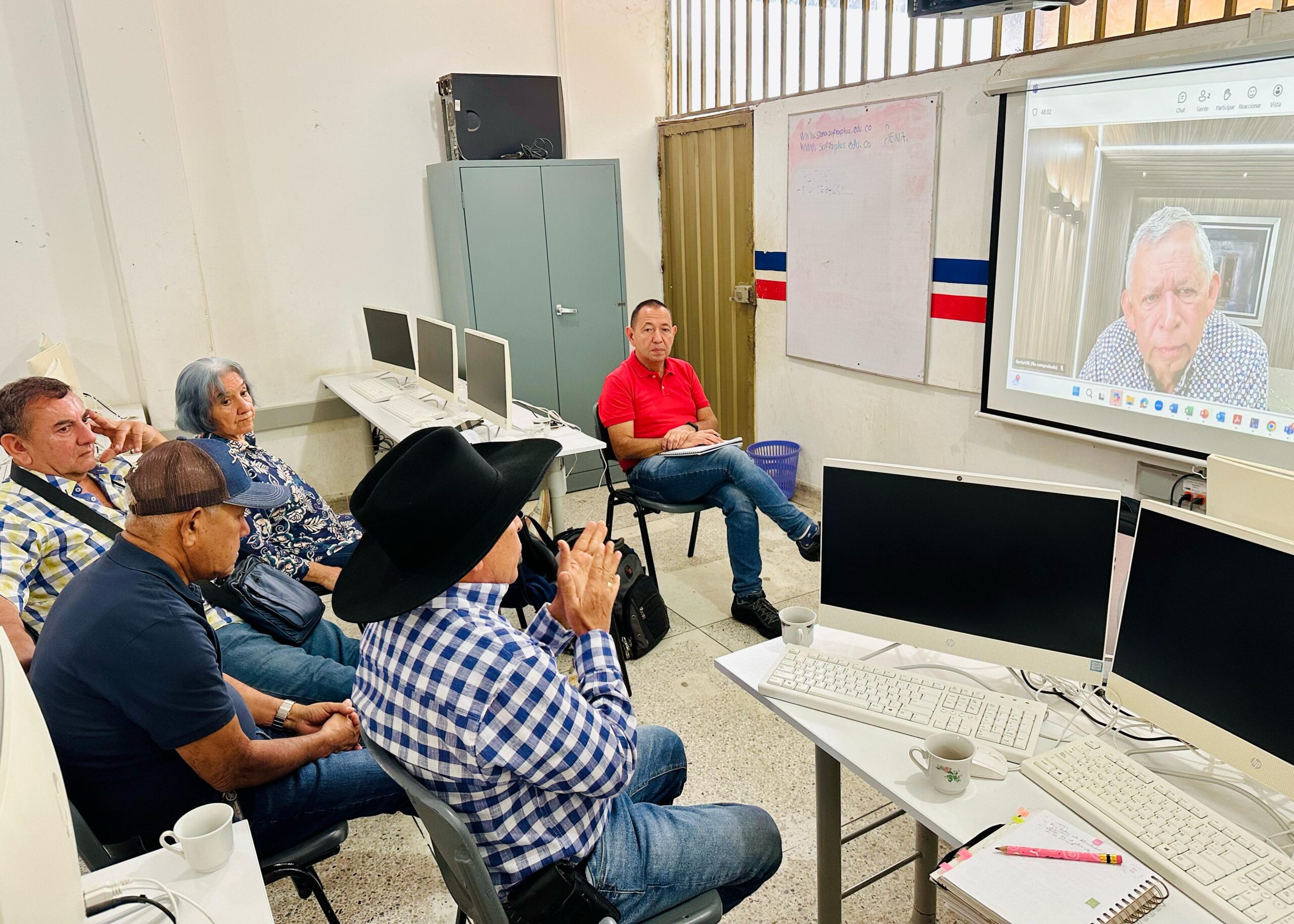 Imagen de la reunión de Hernán Porras con la comunidad.
