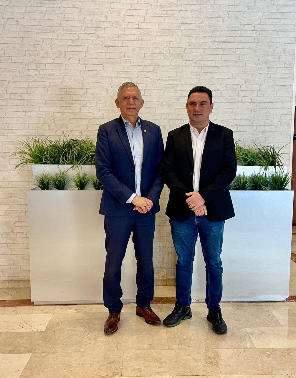 Imagen del rector Hernán Porras con el gobernador de Arauca