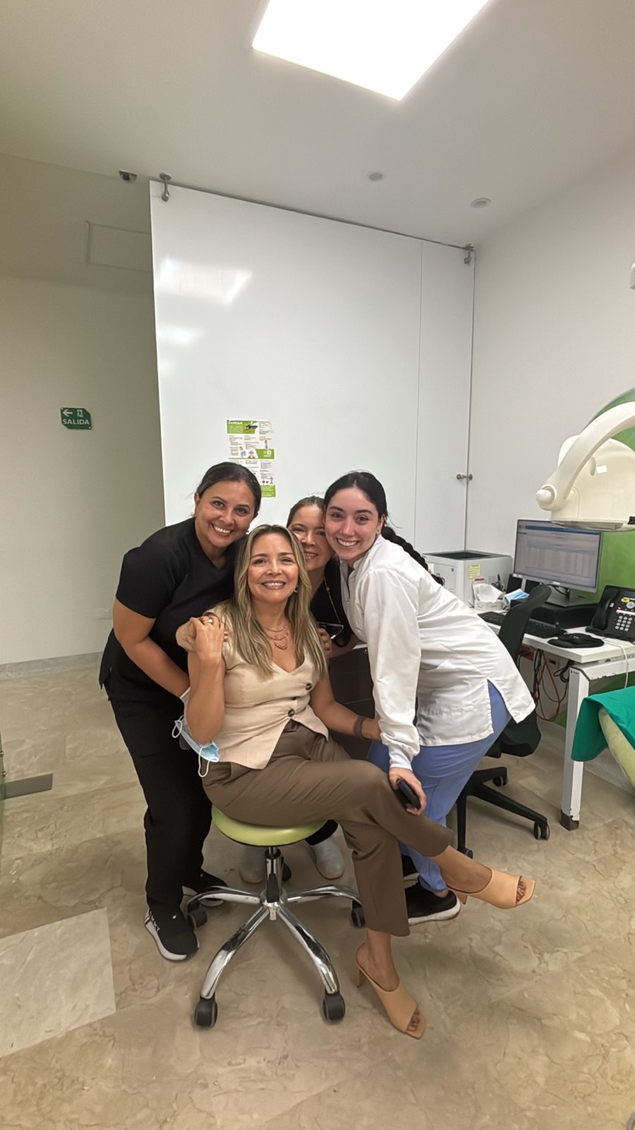 Funcionaros de UISALUD participando de la actividad Sembrando Bienestar: Regala un abrazo y disfruta un delicioso helado”.