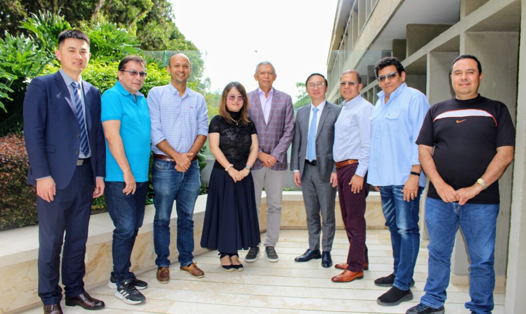Directivos UIS y delegados de Huawei Colombia.