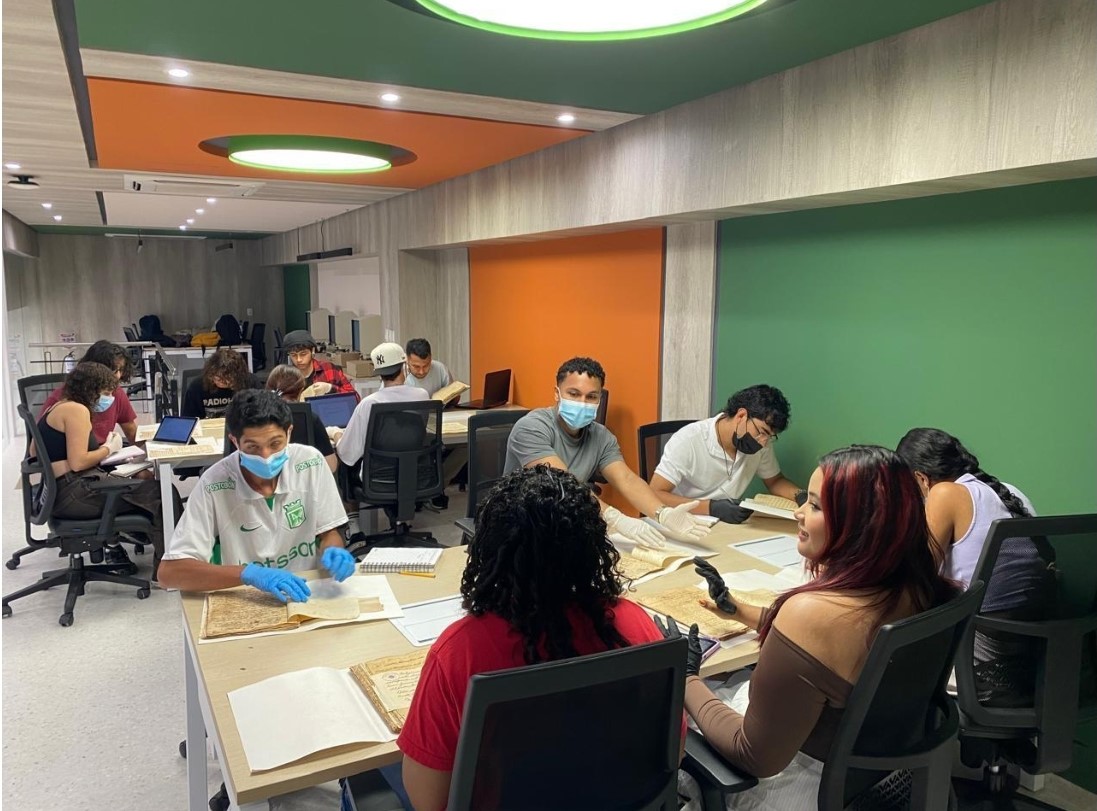 Estudiantes en el Archivo Histórico Regional de Santander