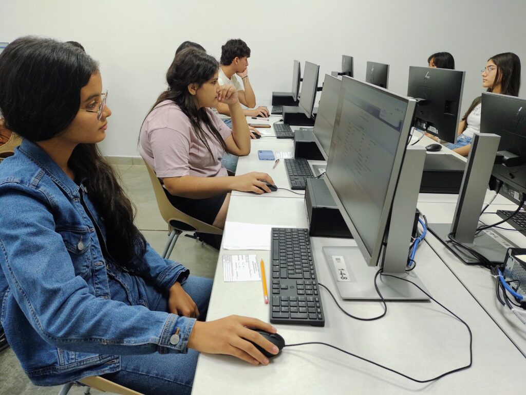Estudiantes presentando los exámenes de caracterización.