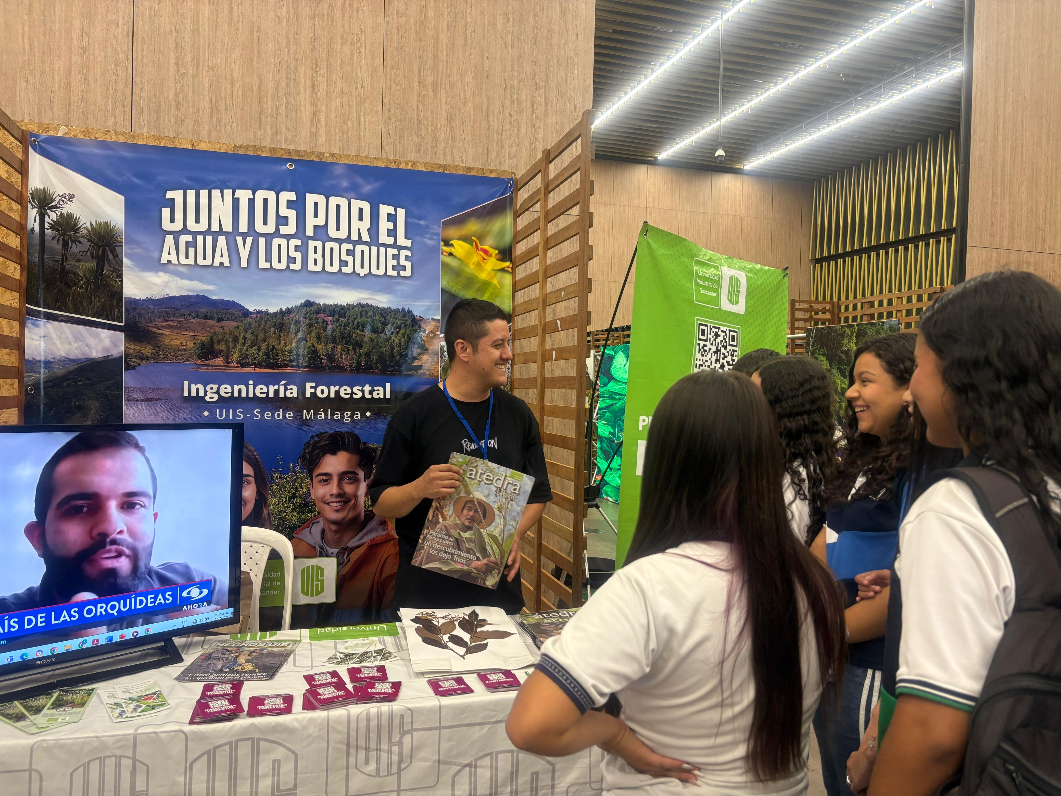 Estudiantes visitando el stand de la UIS en la Cumbre Internacional del Agua