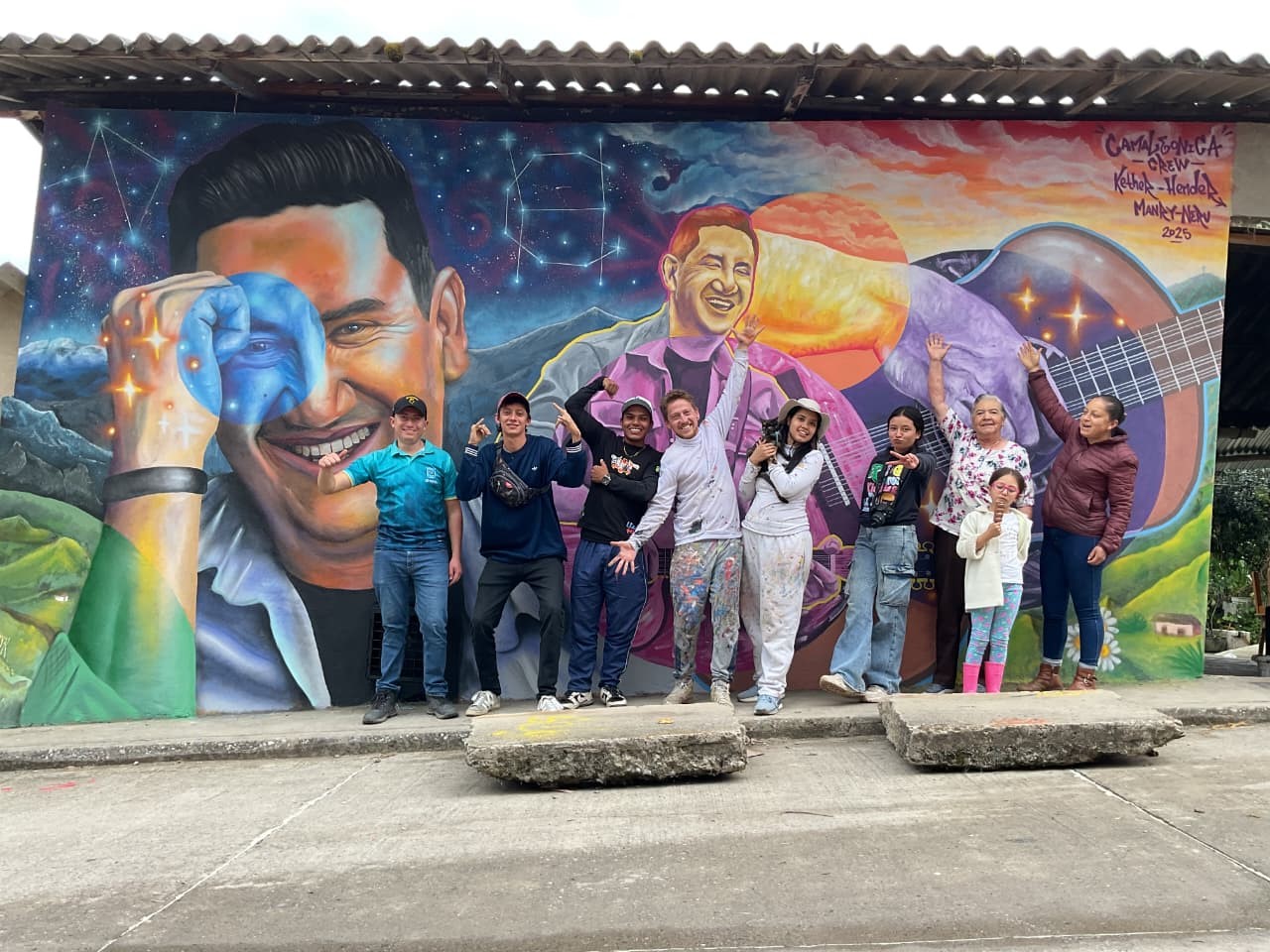 Artistas y comunidad en el mural en honor a Heredero