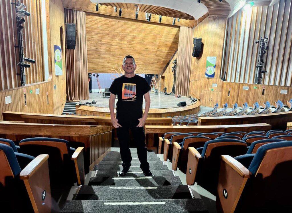 Image showing José Luis in the Luis A. Calvo auditorium.