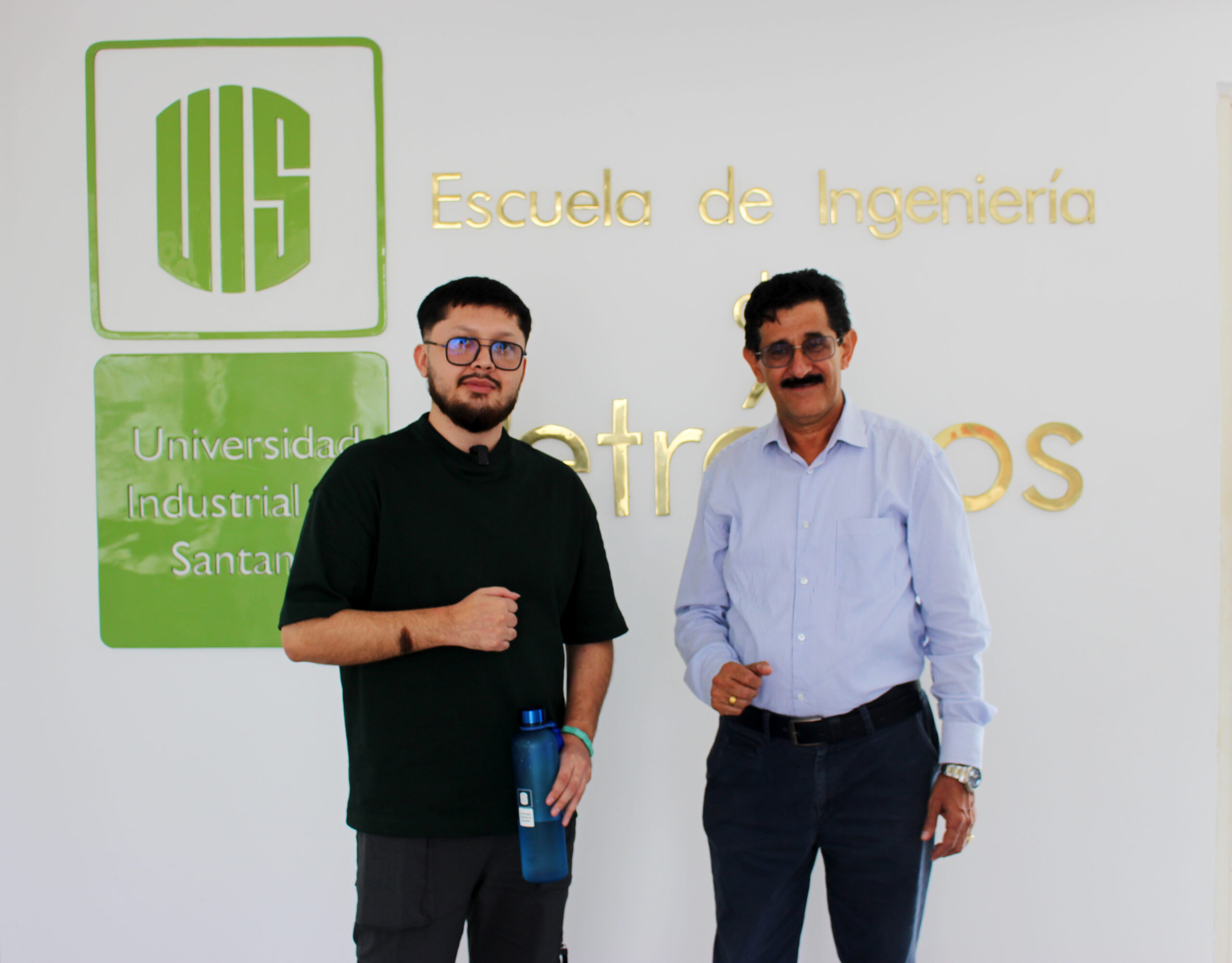 Director de Escuela de Petróleos UIS da la bienvenida a estudiante de intercambio.