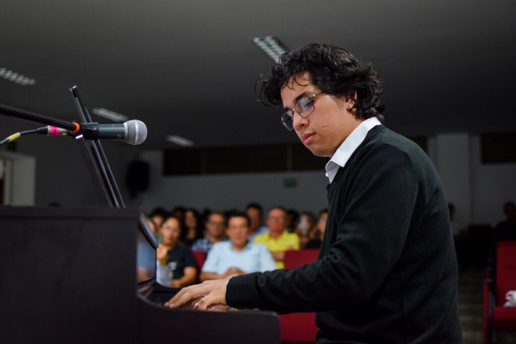 Imagen de pianista en plena interpretación