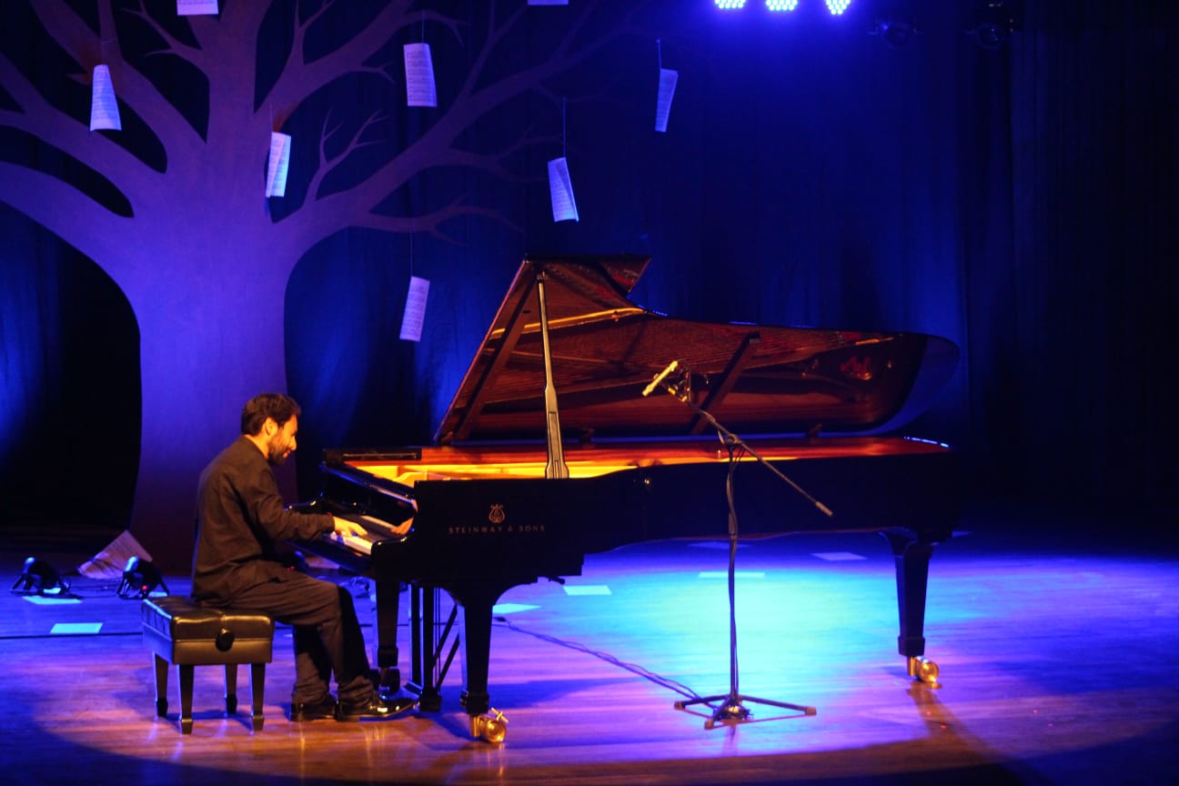 Imagen que muestra a un pianista en su recital.