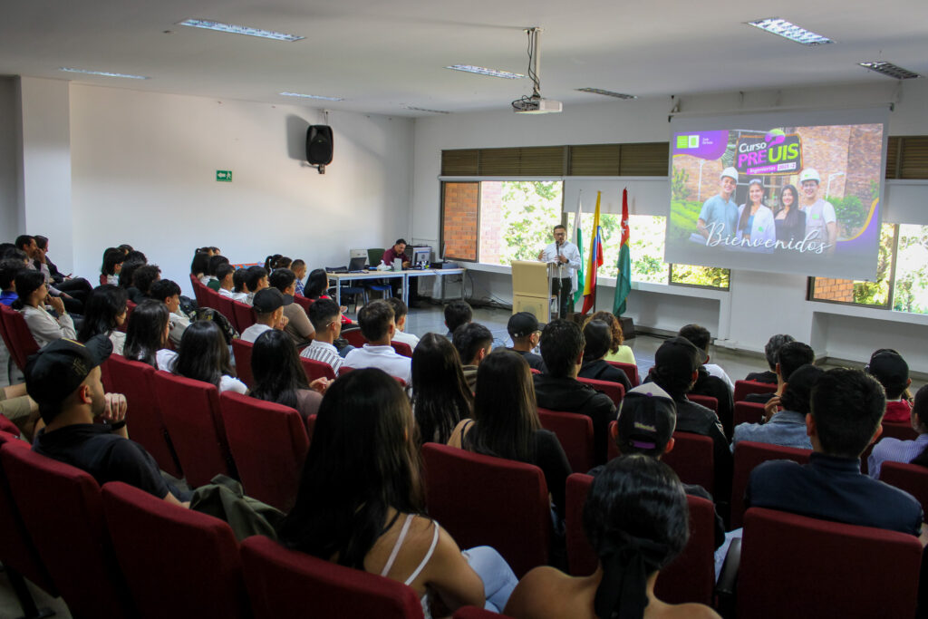 Imagen de conferencia durante el evento en la sede
