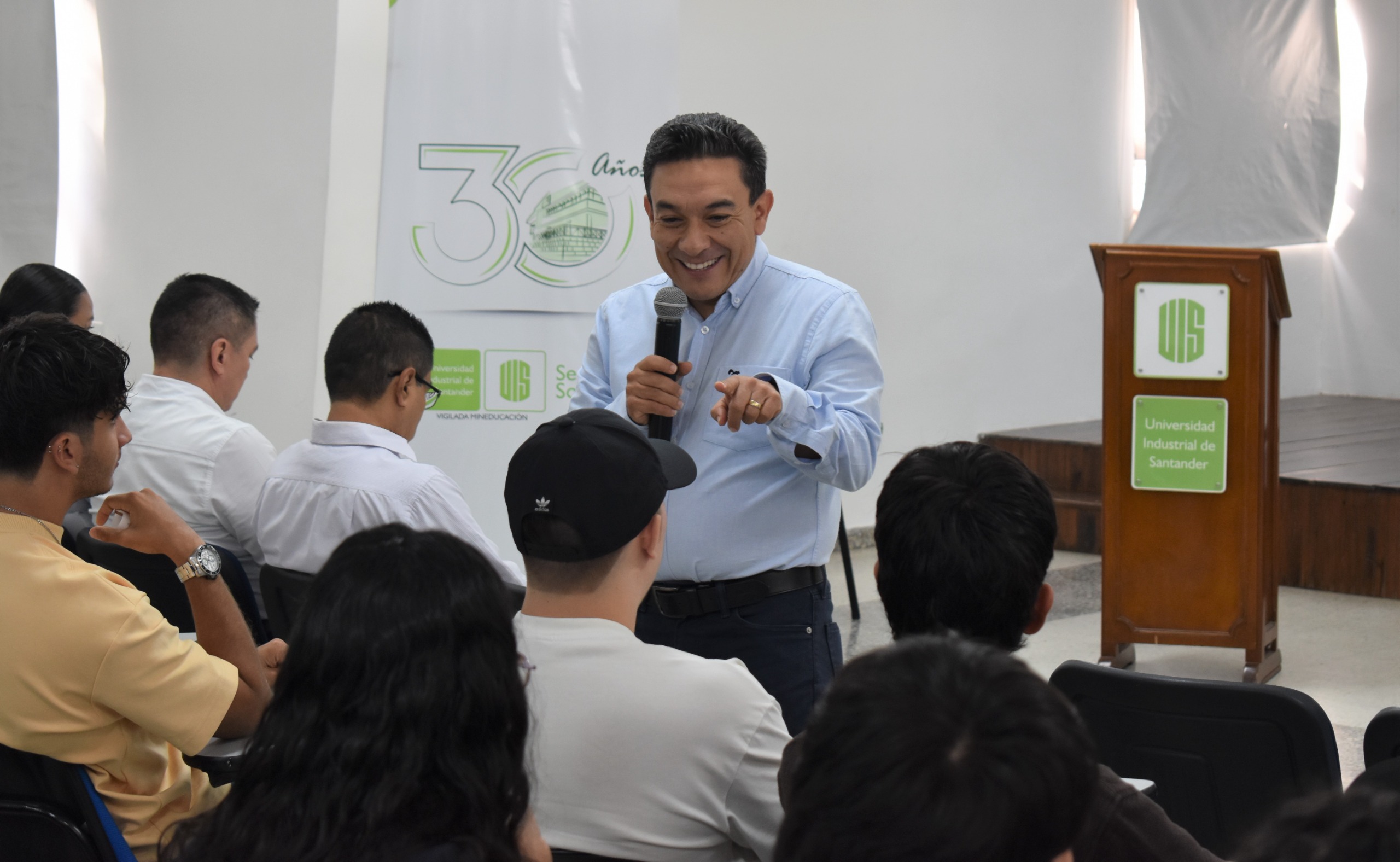 Coordinador de Sede, Julio Martínez, presentó el reglamento UIS y al equipo administrativo de la Sede.