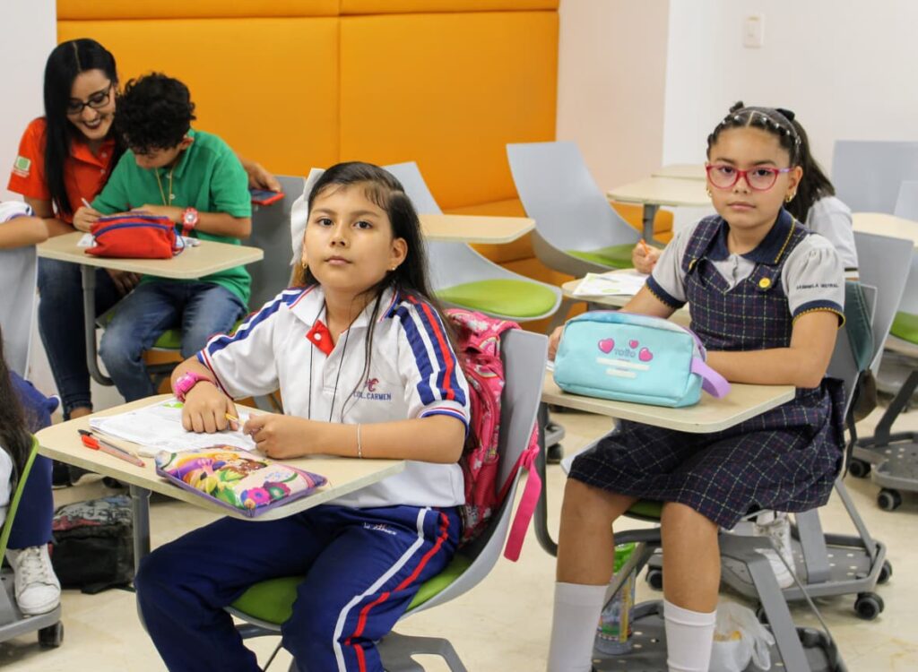 Niñas y niños participando en jornada de matemáticas.
