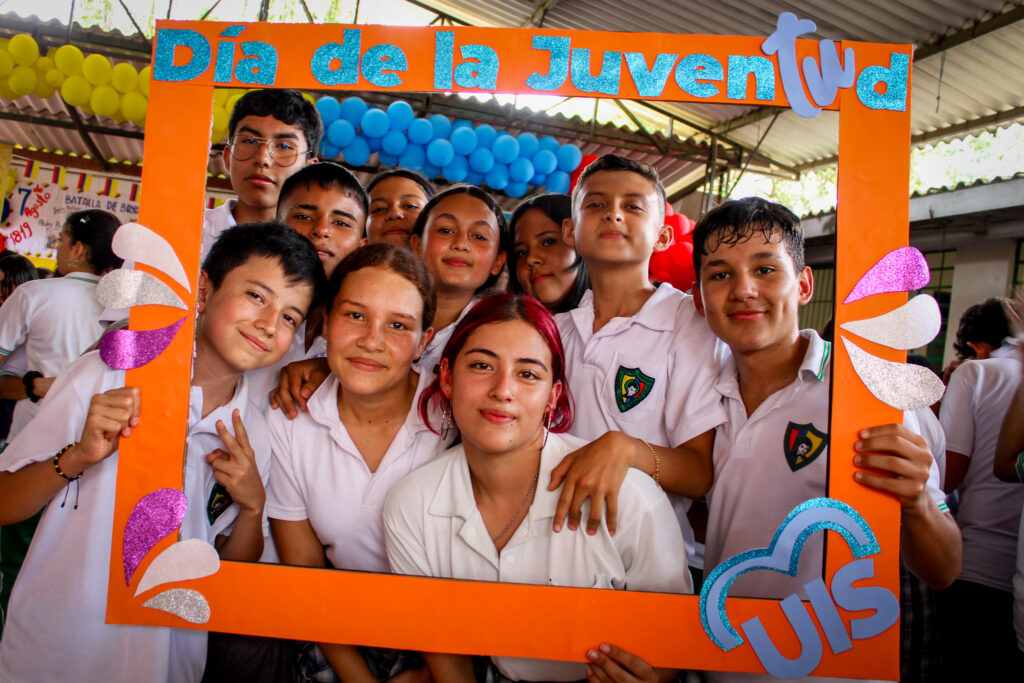 Imagen de grupo de estudiantes participantes en el Día de la Juventud
