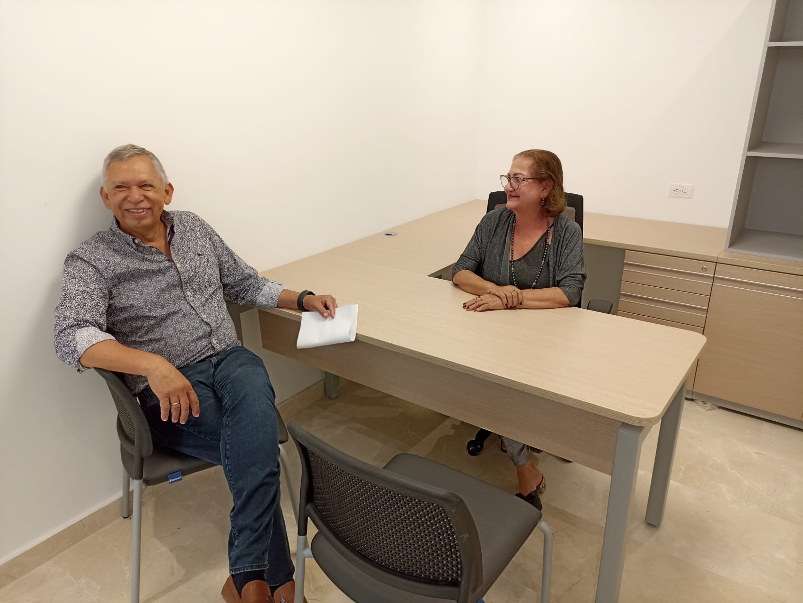 Imagen del rector con la profesora Esperanza Aguilar.