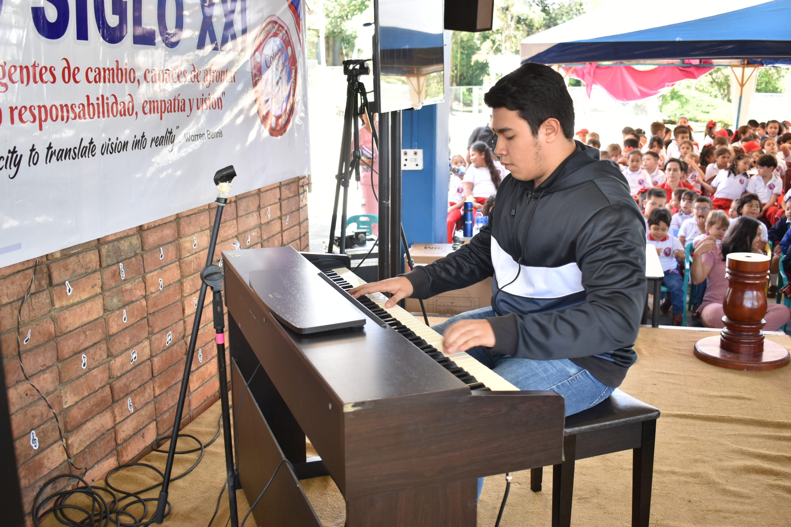 Con toda la comunidad académica del Colegio Siglo XXI, el pianista Julián Valencia interpretó clásicos del repertorio pianístico internacional.