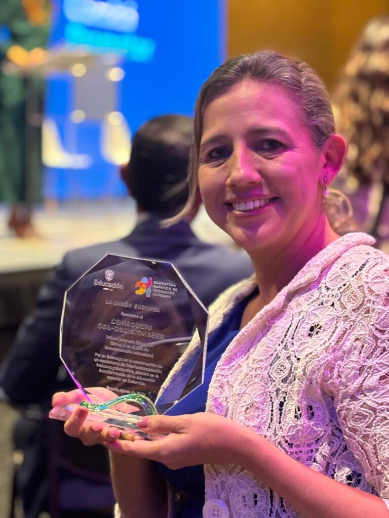 La directora de Relaciones Exteriores UIS recibiendo el galardón.
