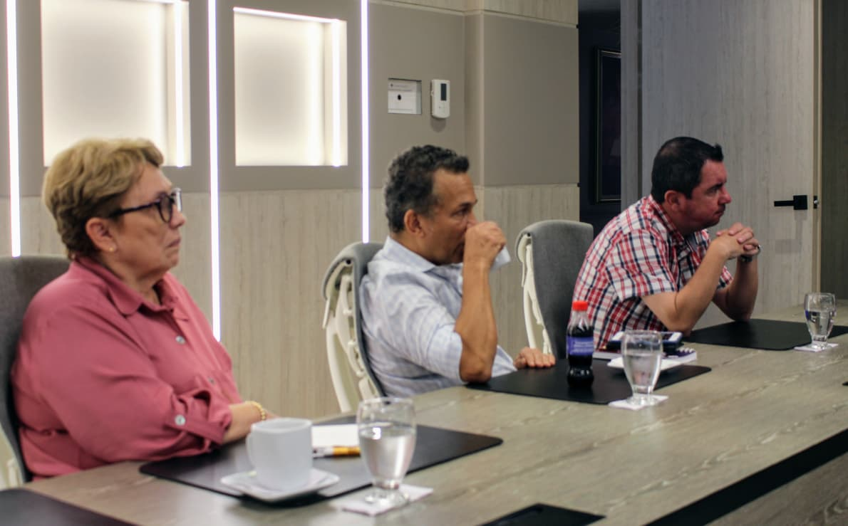 Funcionarios UIS durante la reunión con el ICBF
