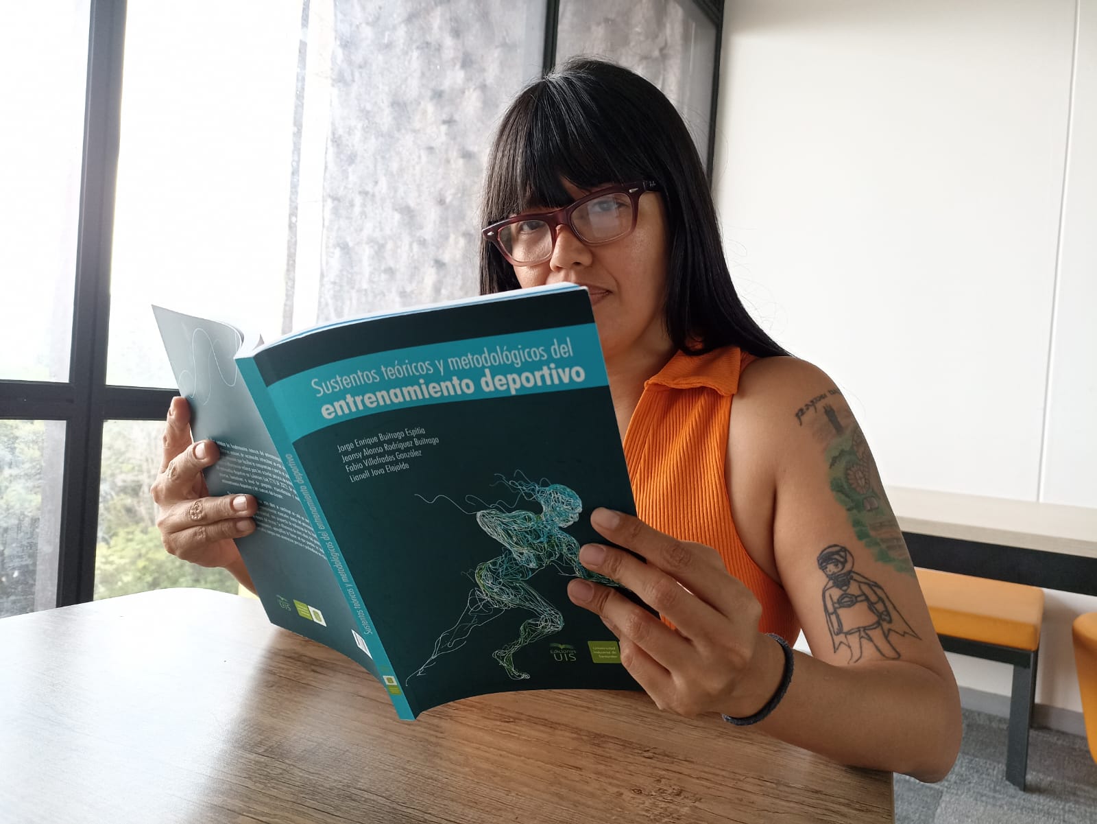 Imagen que muestra a una persona leyendo un libro.