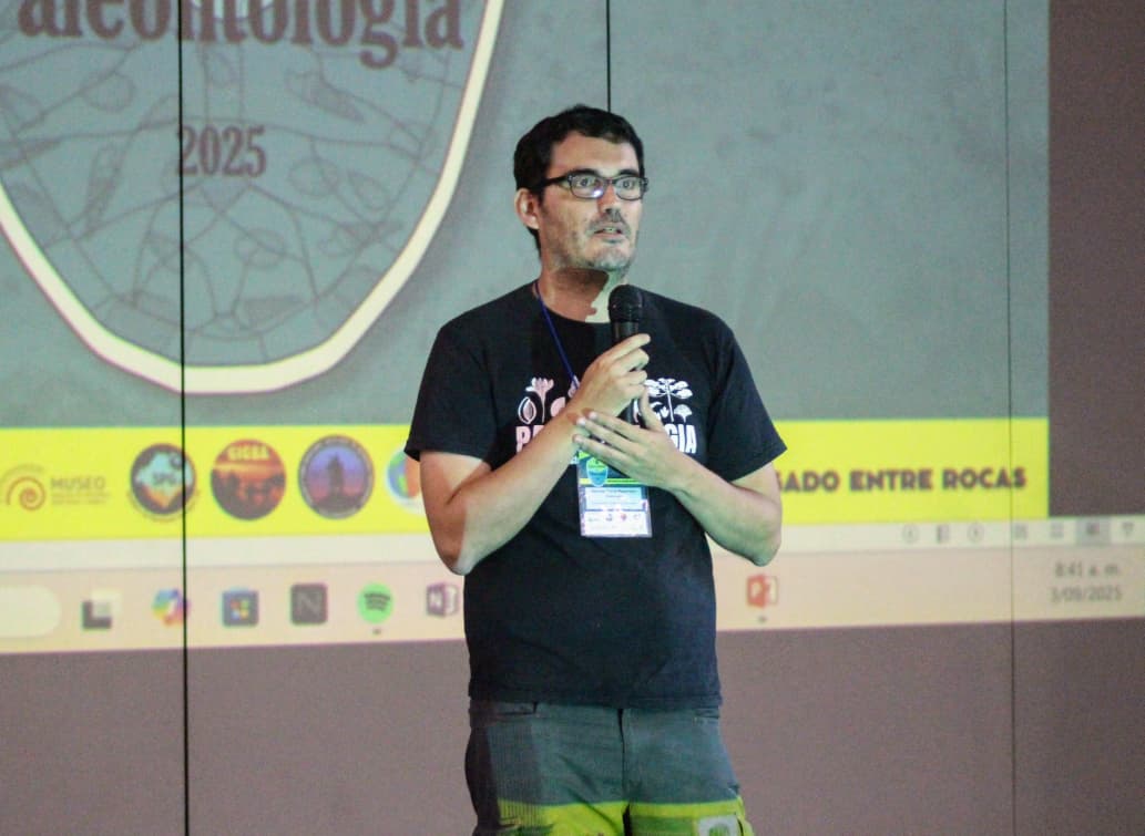 El profesor Germán Patarroyo en su intervención en el Congreso Colombiano de Paleontología.