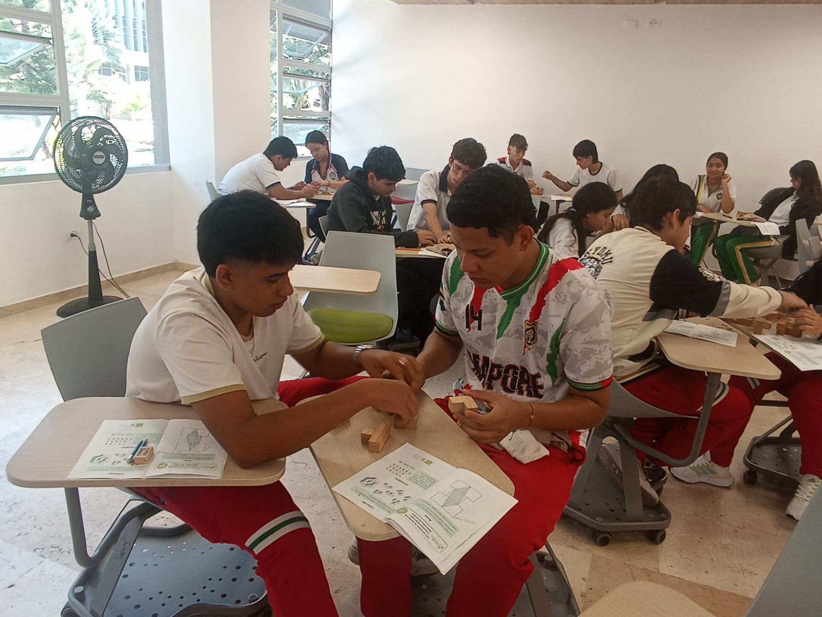 Imagen que muestra a jóvenes resolviendo un ejercicio matemático.