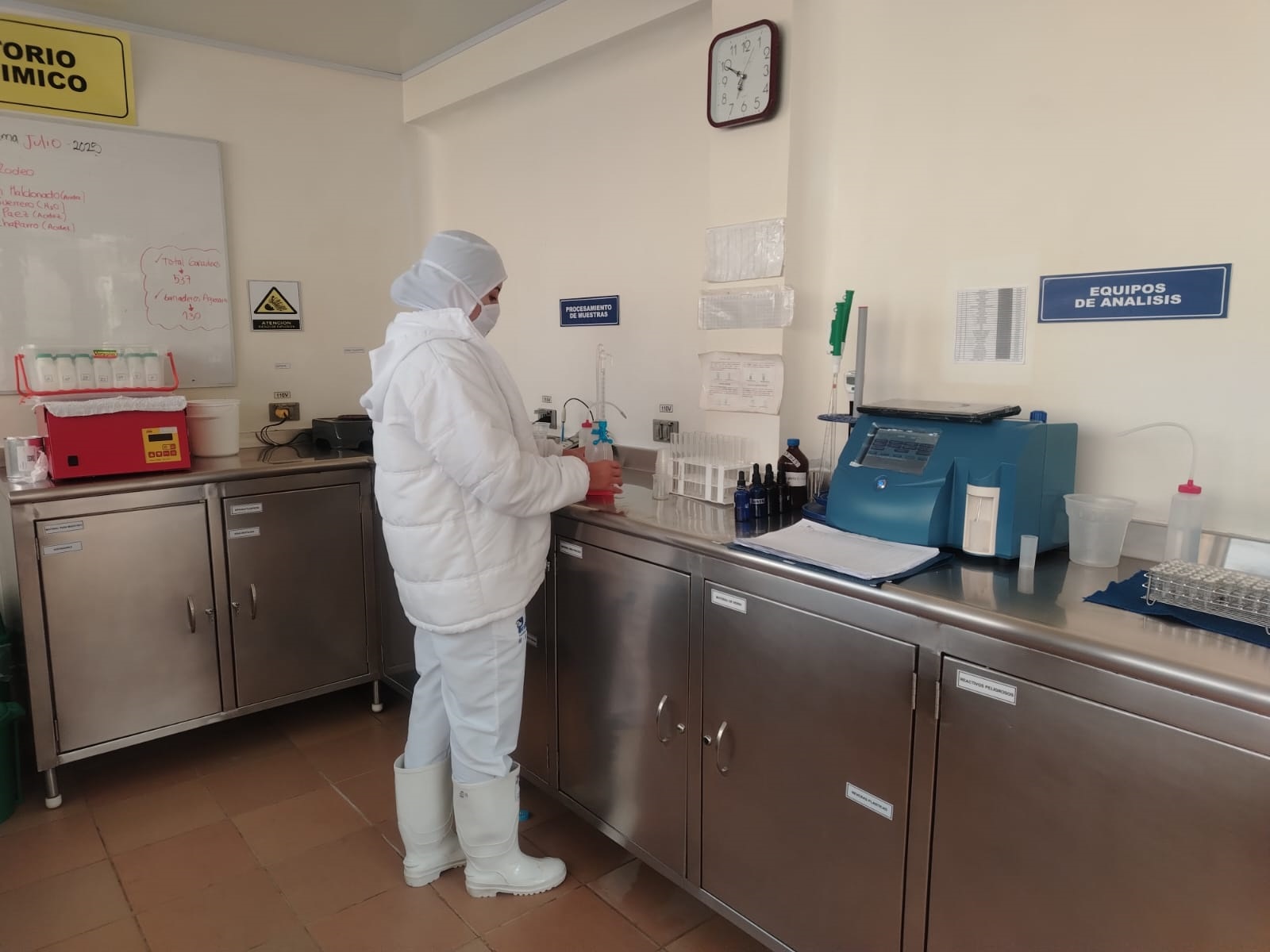 Estudiante Laura Blanco, dentro de los laboratorios de la planta.