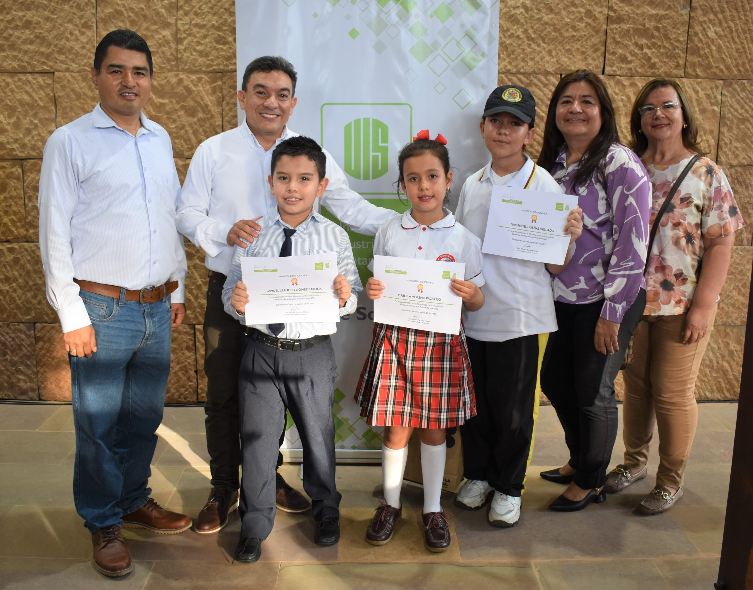 La foto de los ganadores del XI Concurso de Cuento Infantil Biblioteca Bicentenario Antonia Santos, junto a los organizadores y jurados.