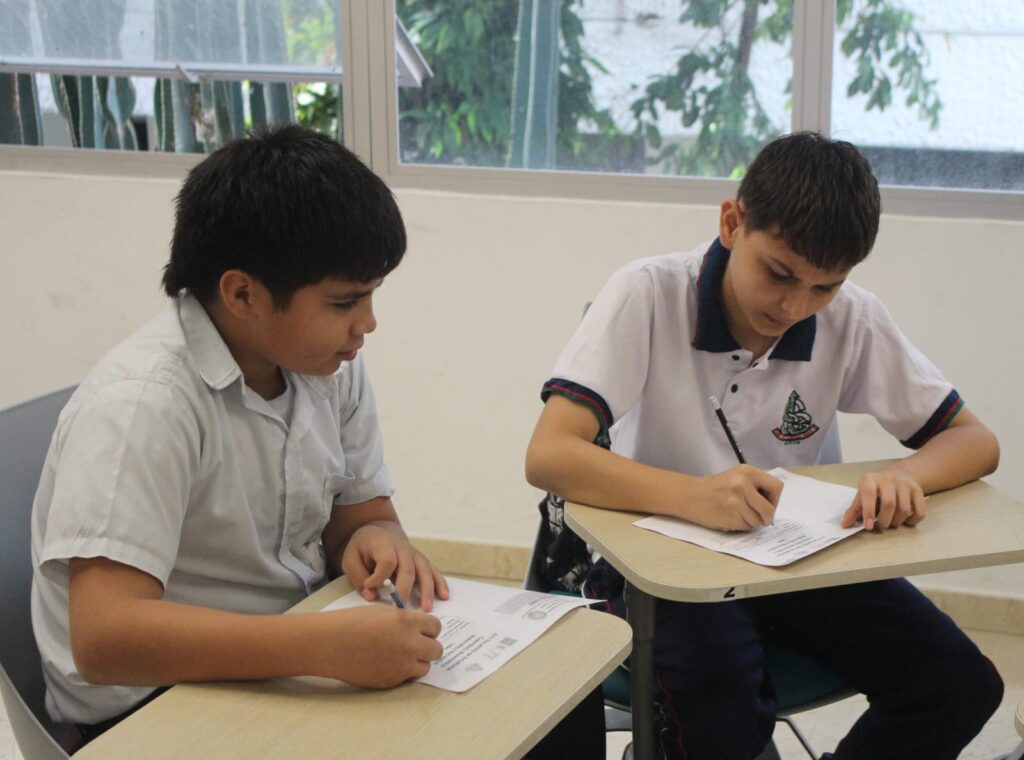 Imagen de niños estudiando.